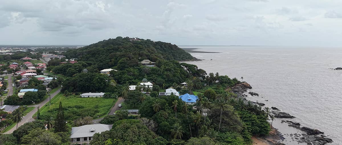 Vue aérienne du rivage de Cayenne et habitation du littoral.