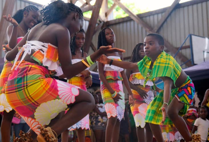 Groupe de danse du maroni en pleine représerntation.