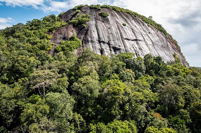 Vue en contre-plongée du piton de l'Armontabo.