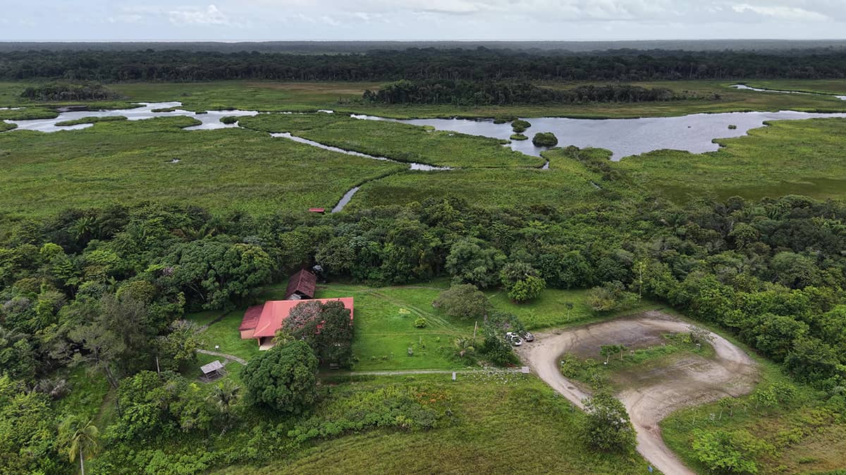 Vue aérienne de l'aire de stationnement, de la maison de la nature et de la zone humide du site des Pripri de Yiyi.