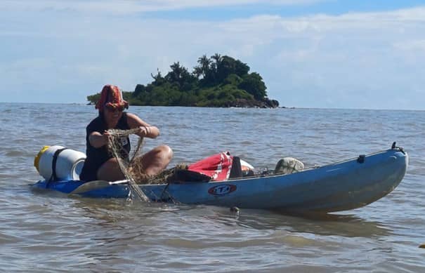 Retrait d'un filet à bord d'un kayak aux abords des Ilets Dupont.