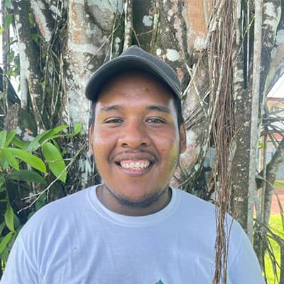Portrait de Adelson garde de la Réserve Naturelle Nationale de Kaw-Roura et salarié du CEN Guyane.