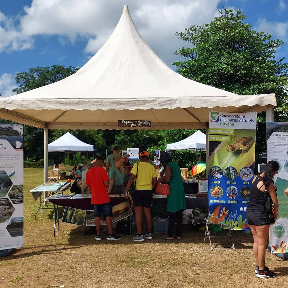 Stand d'animation et de sensibilisation du Cen Guyane dans le cadre d'un évènement public.