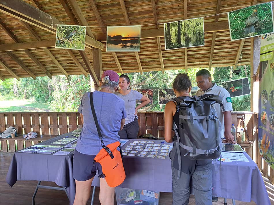 Stand d'animation et d'information du Cen Guyane dans le cadre d'un évènement au Pripri de Yiyi.