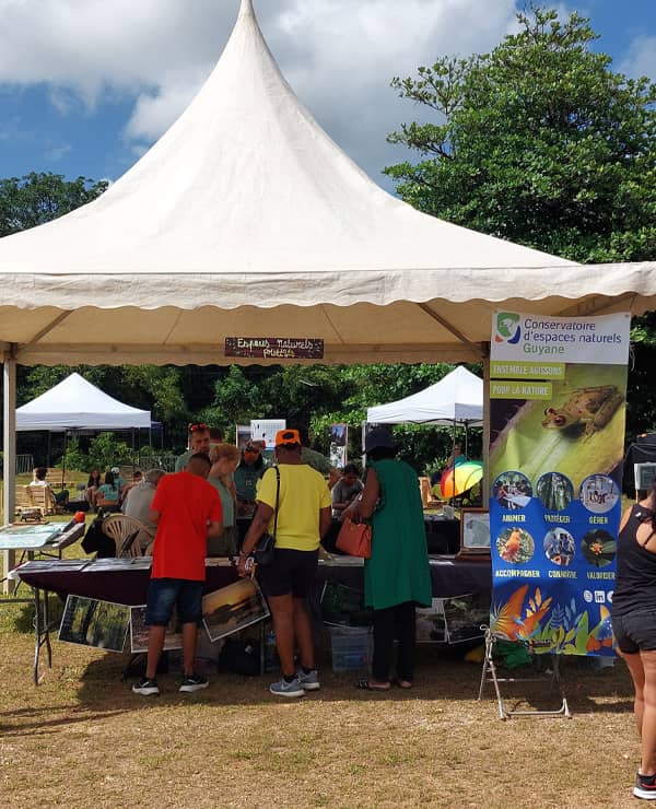 Stand de sensibilisation et d'animation du Conservatoire des Espaces Naturels de Guyane dans le cadre d'une manifestation publique.
