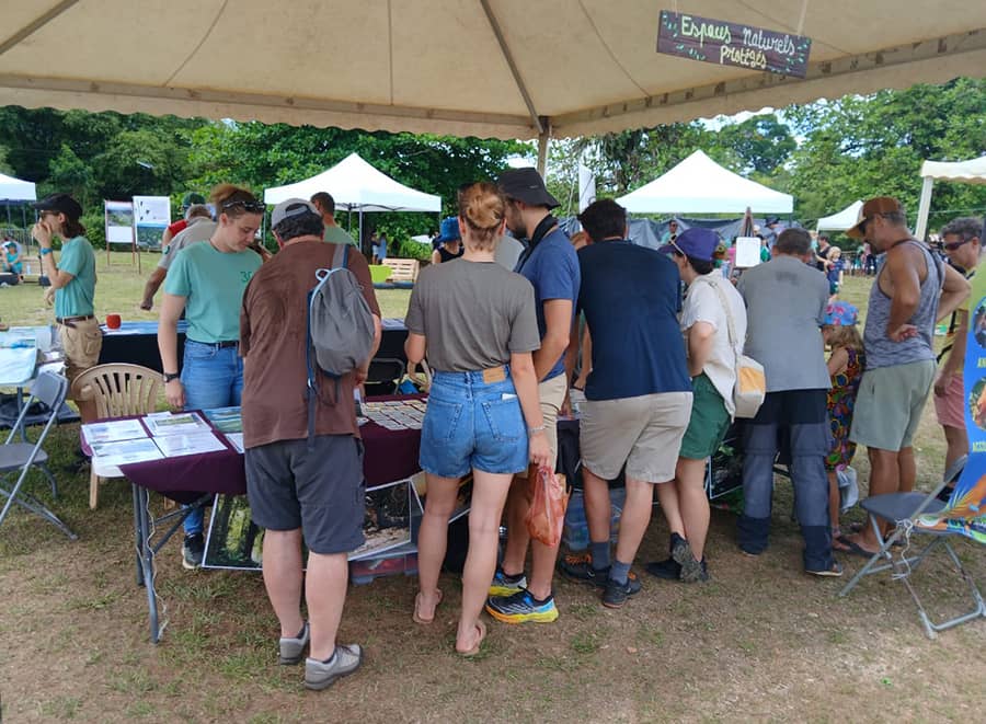 public autour du stand de sensibilisation et d'information du Conservatoire des Espaces naturels de Guyane